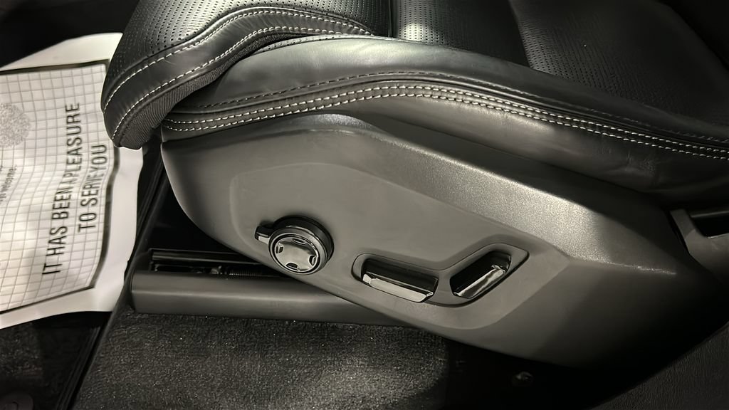 Certified 2023 Volvo XC90 B6 Ultimate w/ Protection Package Premier AWD/4WD image 11