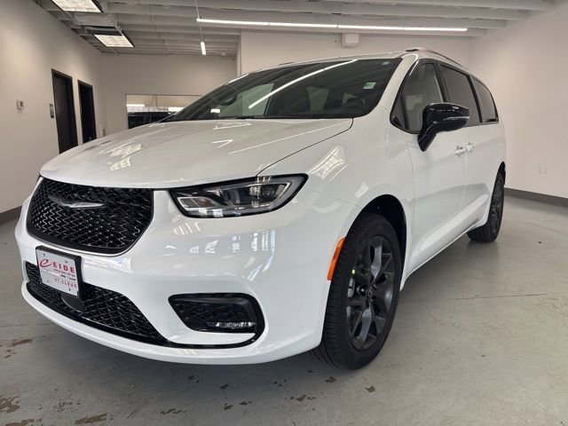 New 2026 Chrysler Pacifica Limited w/ S Appearance Package AWD/4WD image 3
