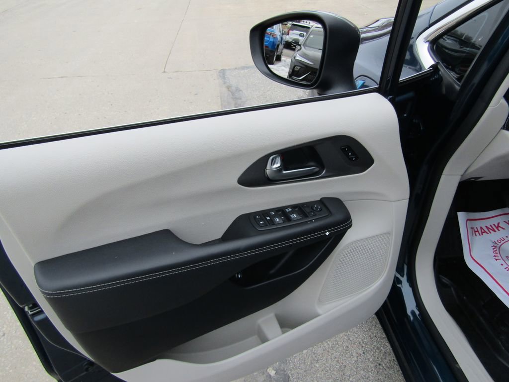 Used 2023 Chrysler Pacifica Touring-L image 23