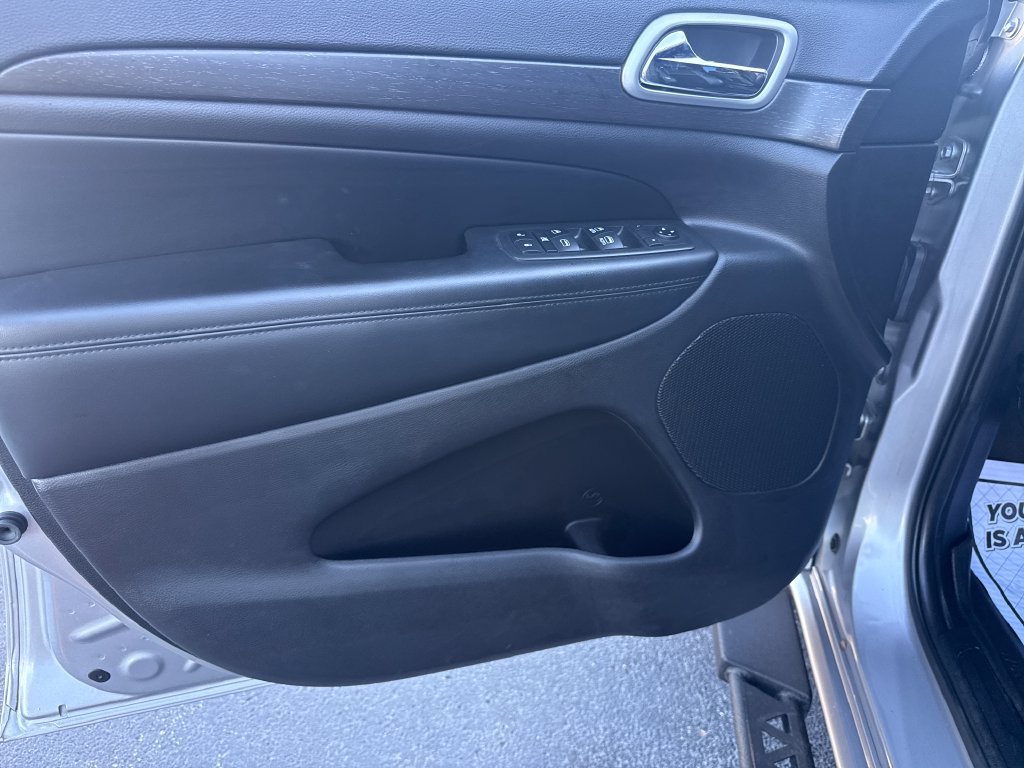 Used 2018 Jeep Grand Cherokee Altitude AWD/4WD image 23