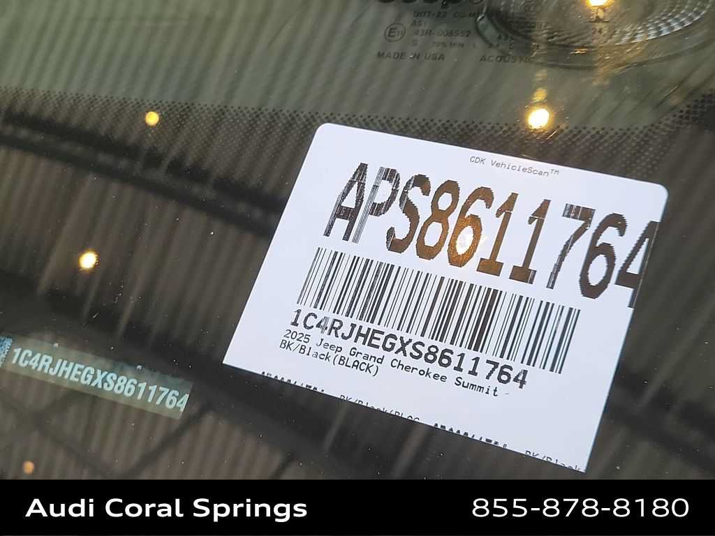 Used 2025 Jeep Grand Cherokee Summit AWD/4WD image 21