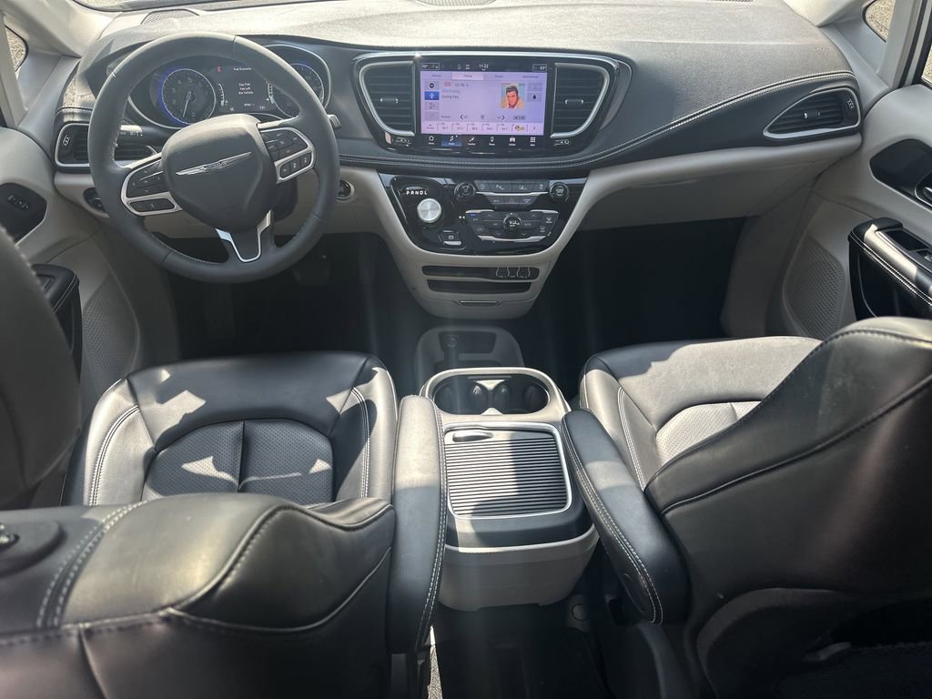 Used 2023 Chrysler Pacifica Touring-L FWD image 21