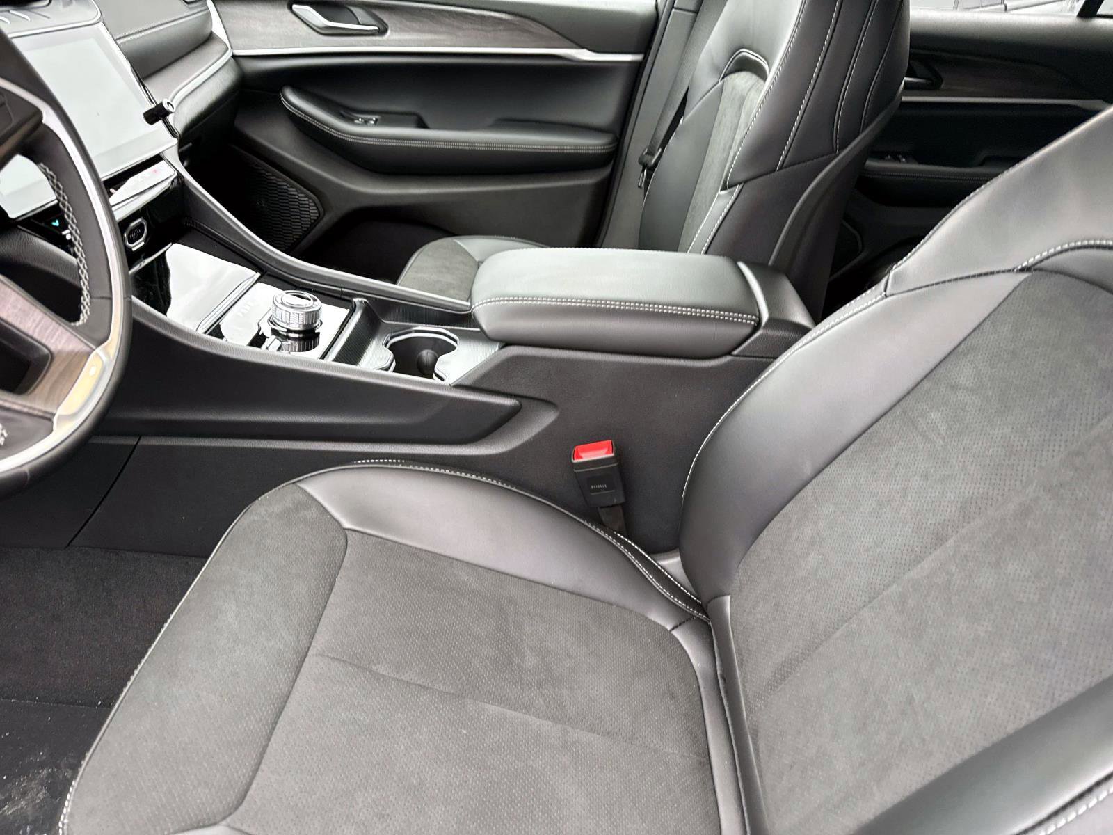 New 2026 Jeep Grand Cherokee Altitude image 7