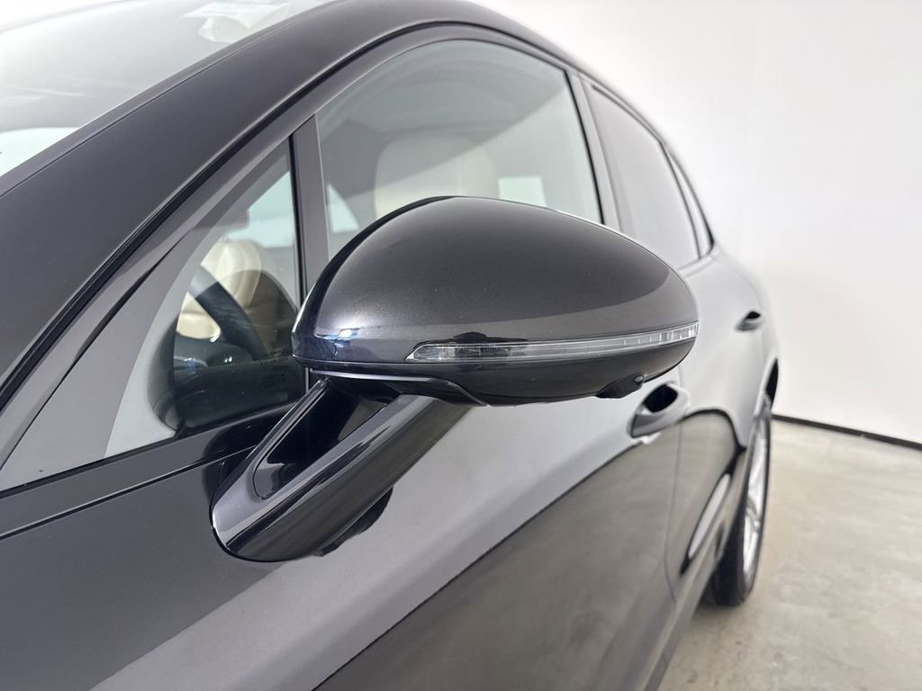 Certified 2024 Porsche Macan image 12