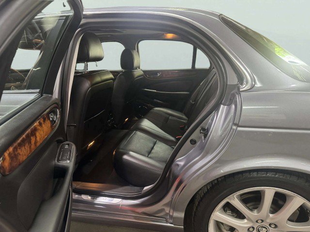 Used 2008 Jaguar XJ8 image 27