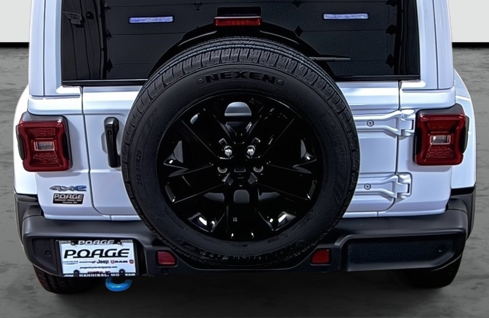 Used 2024 Jeep Wrangler Sahara w/ Technology Group image 11