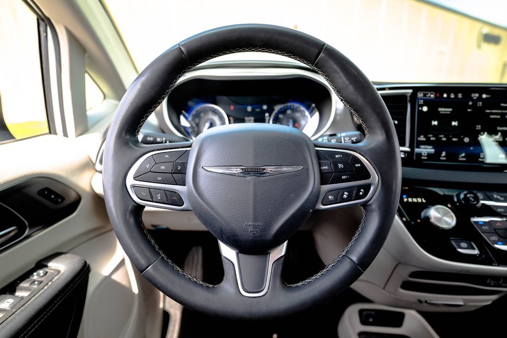 Used 2023 Chrysler Pacifica Touring-L FWD image 13