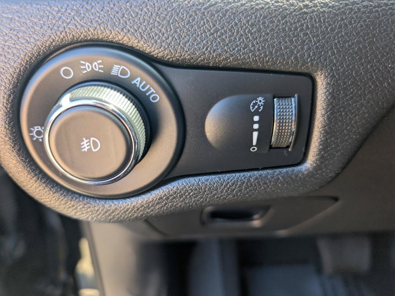 Used 2022 Jeep Cherokee Latitude AWD/4WD image 23