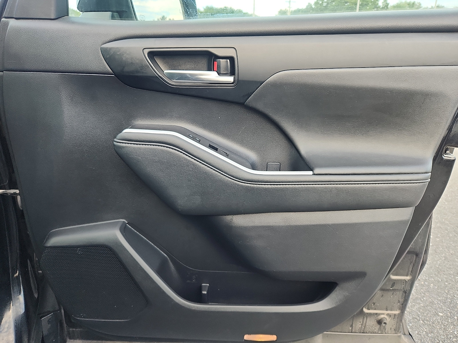 Used 2021 Toyota Highlander XLE AWD/4WD image 36
