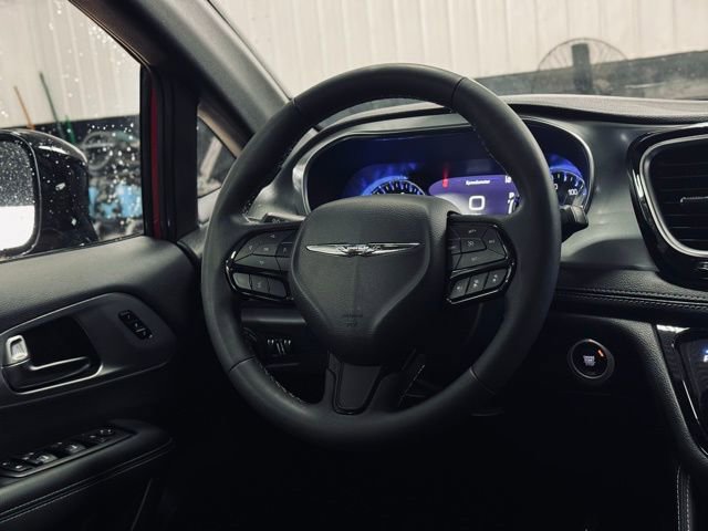 Used 2025 Chrysler Pacifica Limited image 32