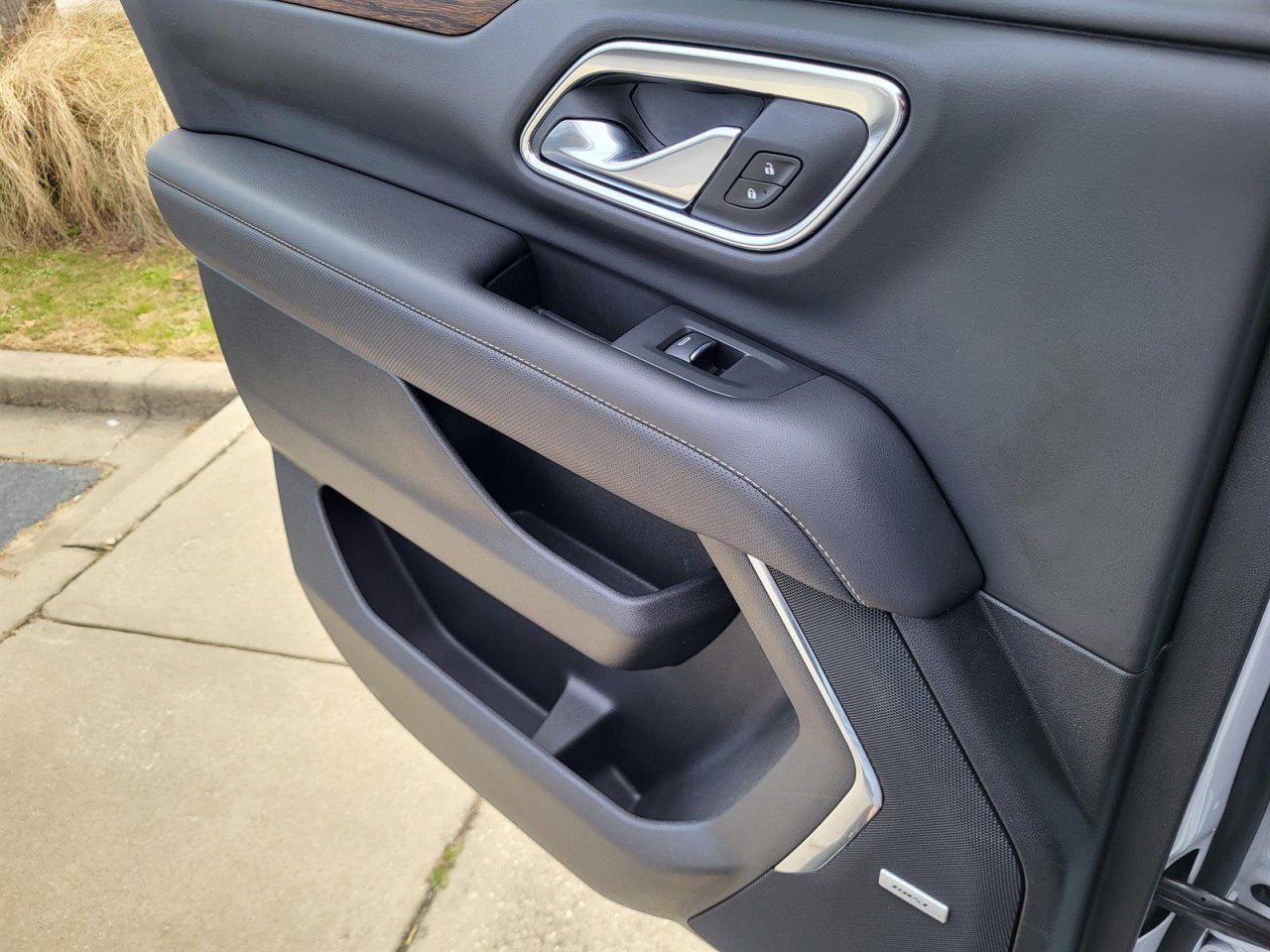 Used 2024 Chevrolet Suburban Premier image 18