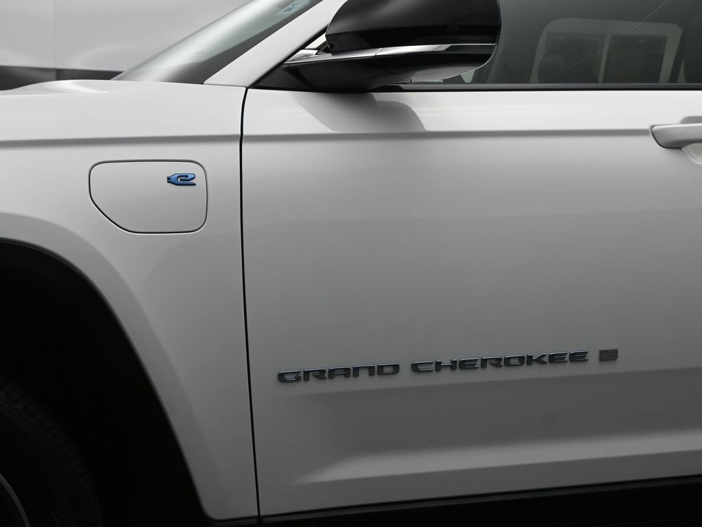 Used 2023 Jeep Grand Cherokee 4WD 4xe image 11
