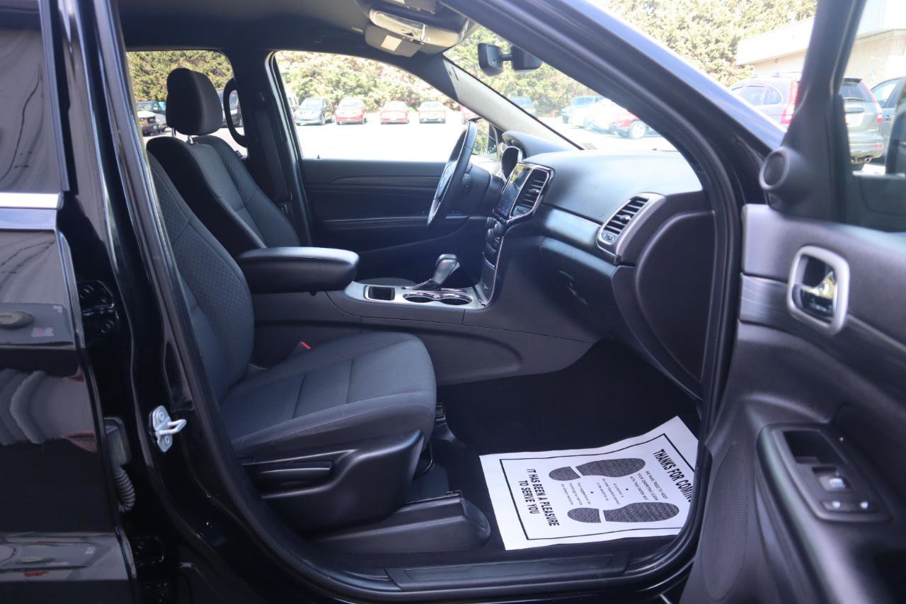 Used 2019 Jeep Grand Cherokee Laredo w/ 18" Wheel & 8.4" Radio Group image 42