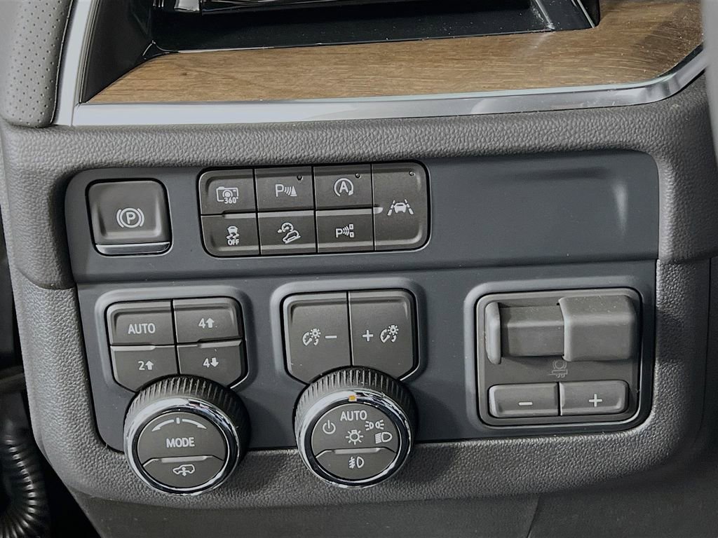Certified 2026 Chevrolet Suburban High Country AWD/4WD image 9