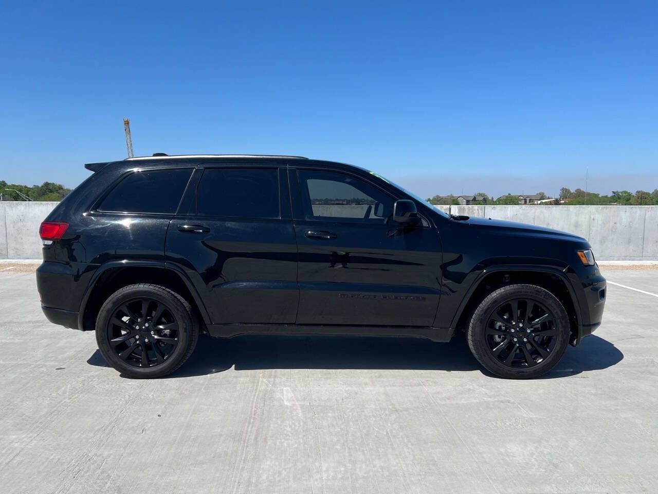 Used 2022 Jeep Grand Cherokee Altitude AWD/4WD image 5