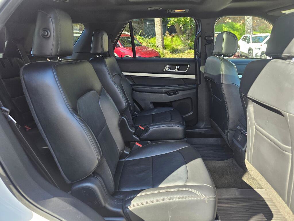 Used 2017 Ford Explorer XLT w/ Equipment Group 202A AWD/4WD image 13