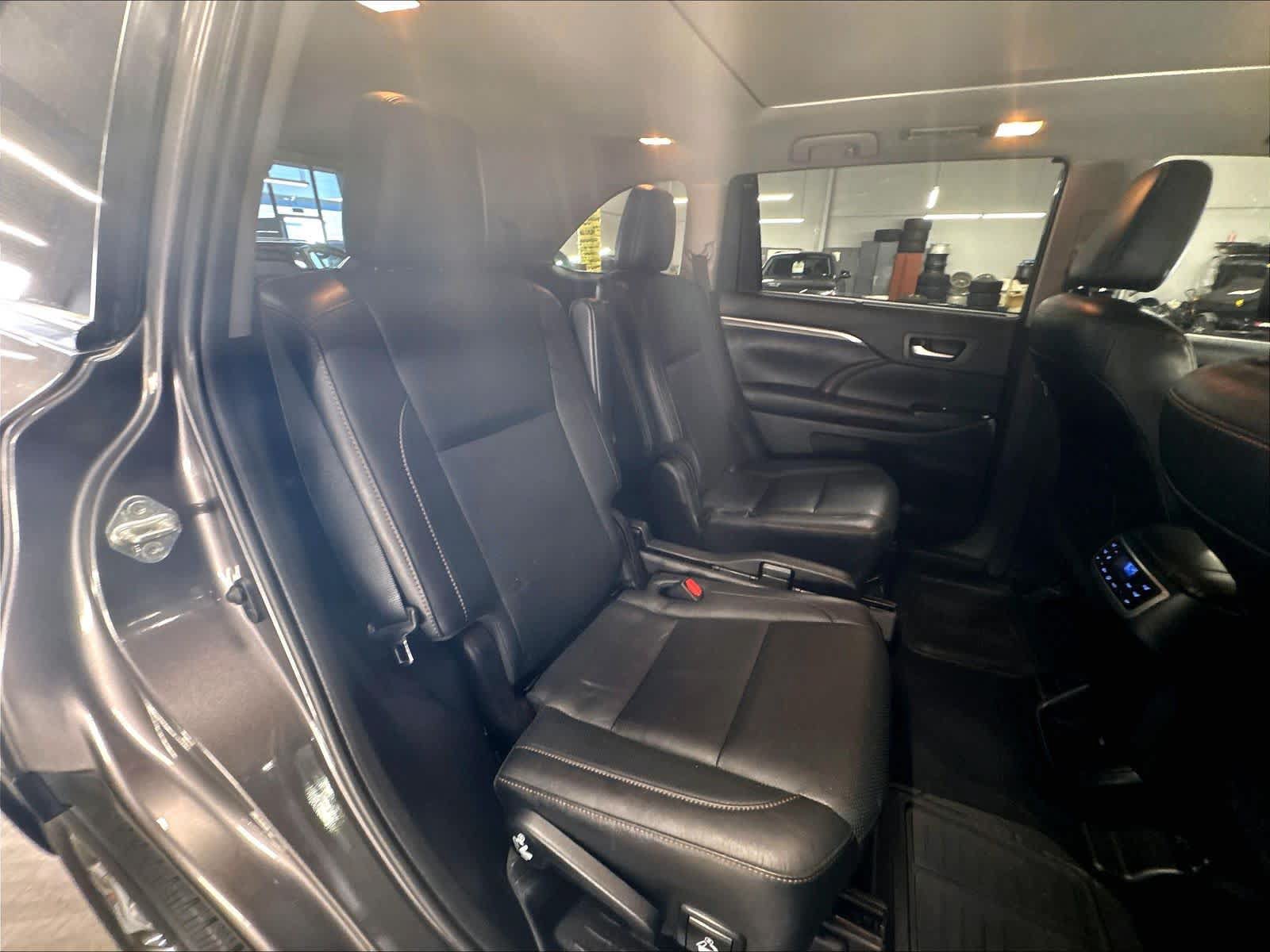 Used 2019 Toyota Highlander Limited Platinum AWD/4WD image 28