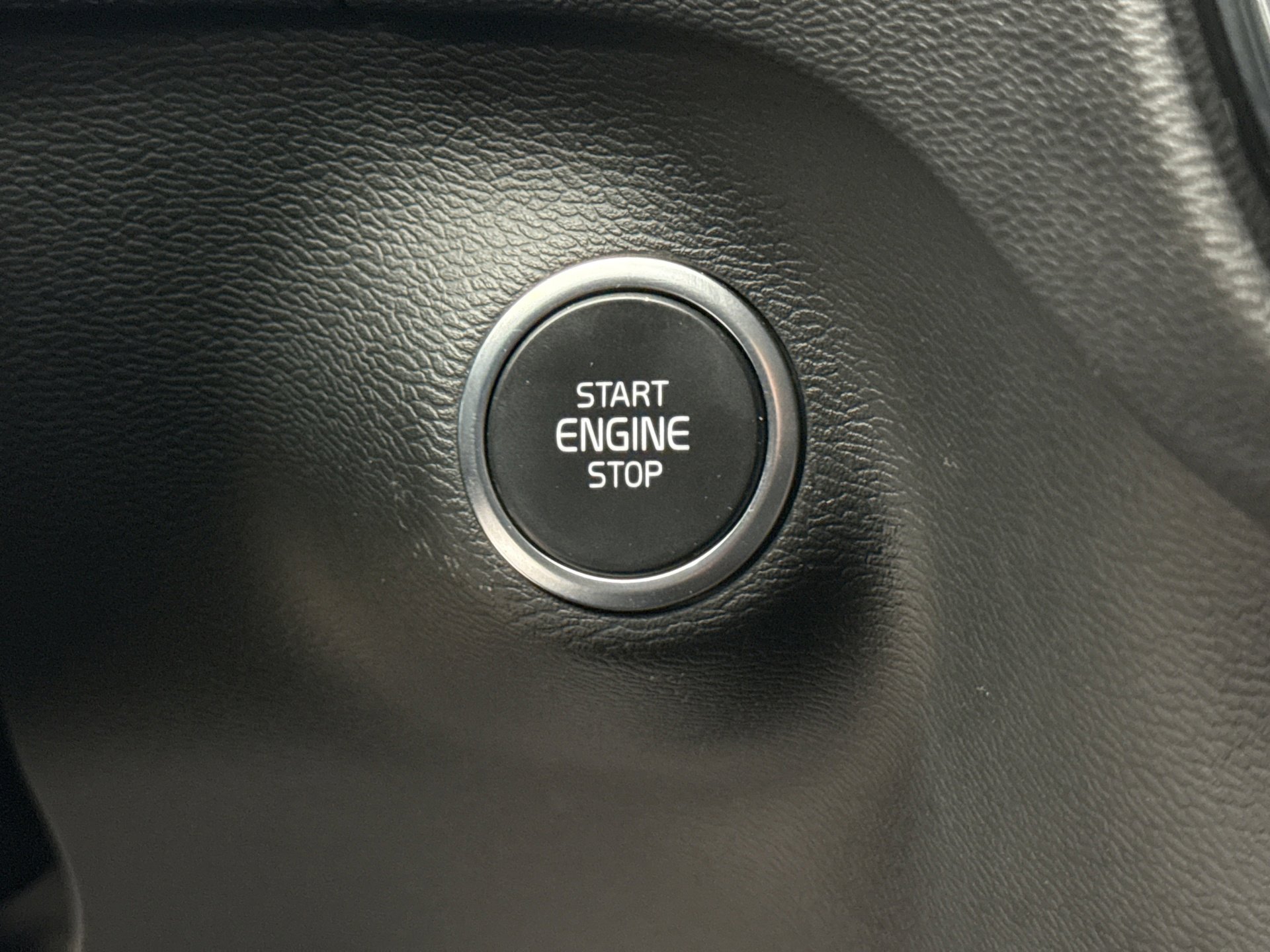 Used 2025 Volvo XC40 B5 Plus image 21