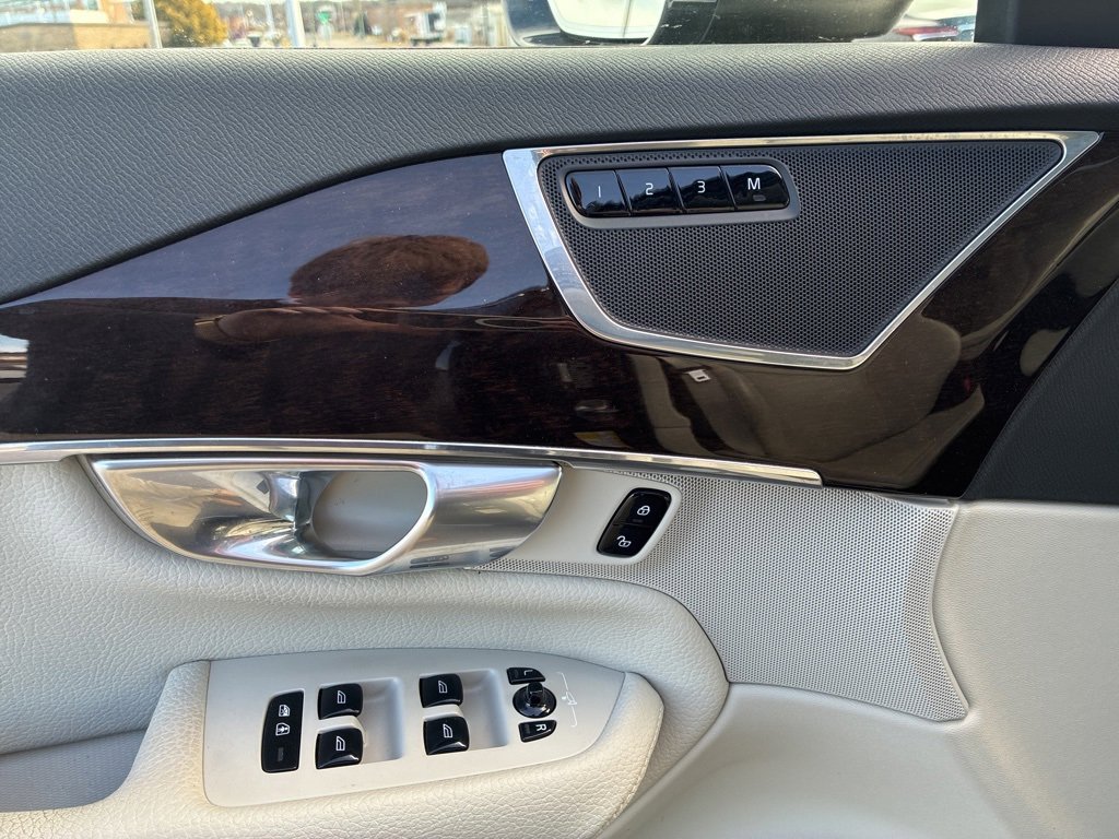 Used 2017 Volvo XC90 T6 Momentum w/ Vision Package image 16