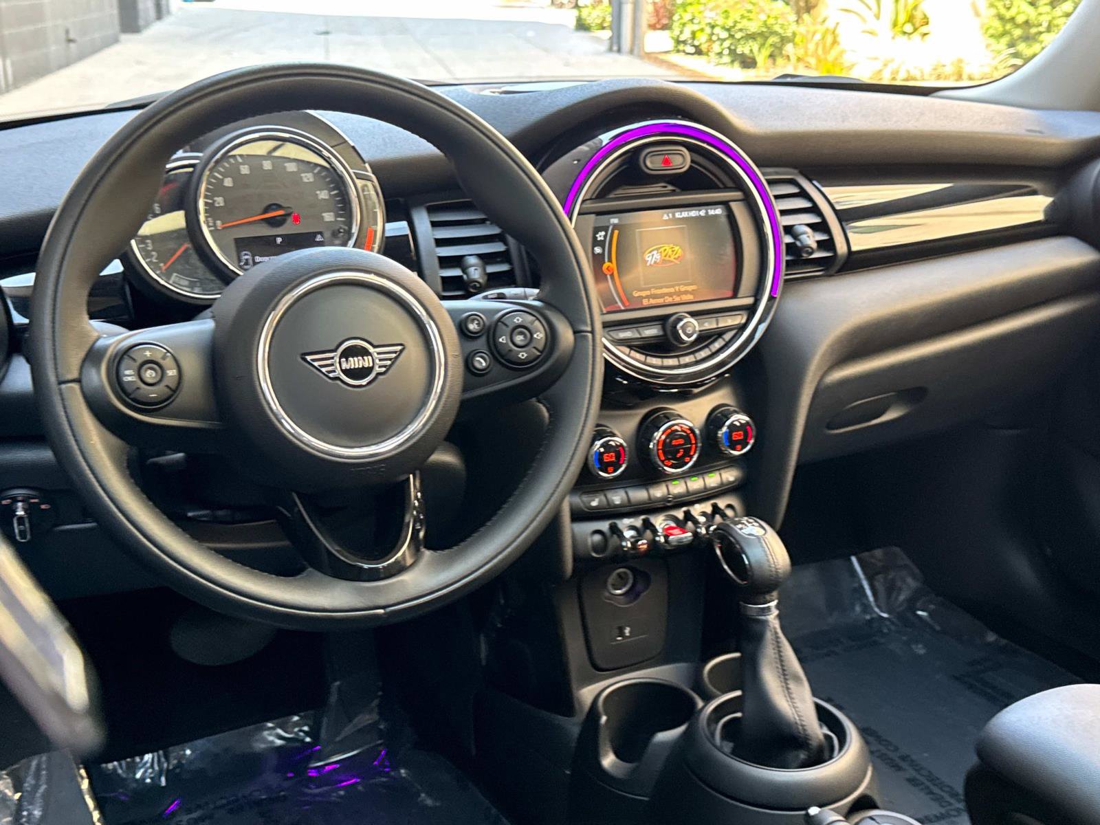 Used 2019 MINI Cooper 4-Door Hardtop w/ Signature Upholstery Package image 6