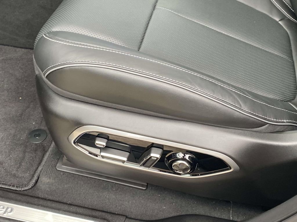 New 2025 Jeep Grand Cherokee Overland w/ Luxury Tech Group IV image 44