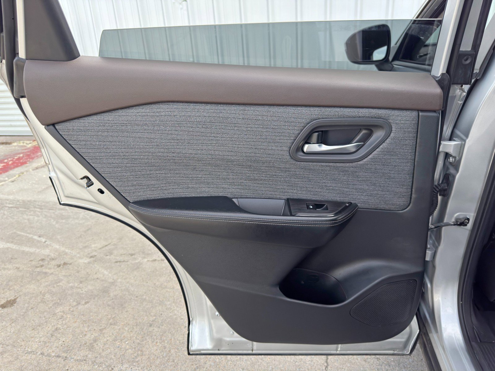 Used 2023 Nissan Rogue SV image 38