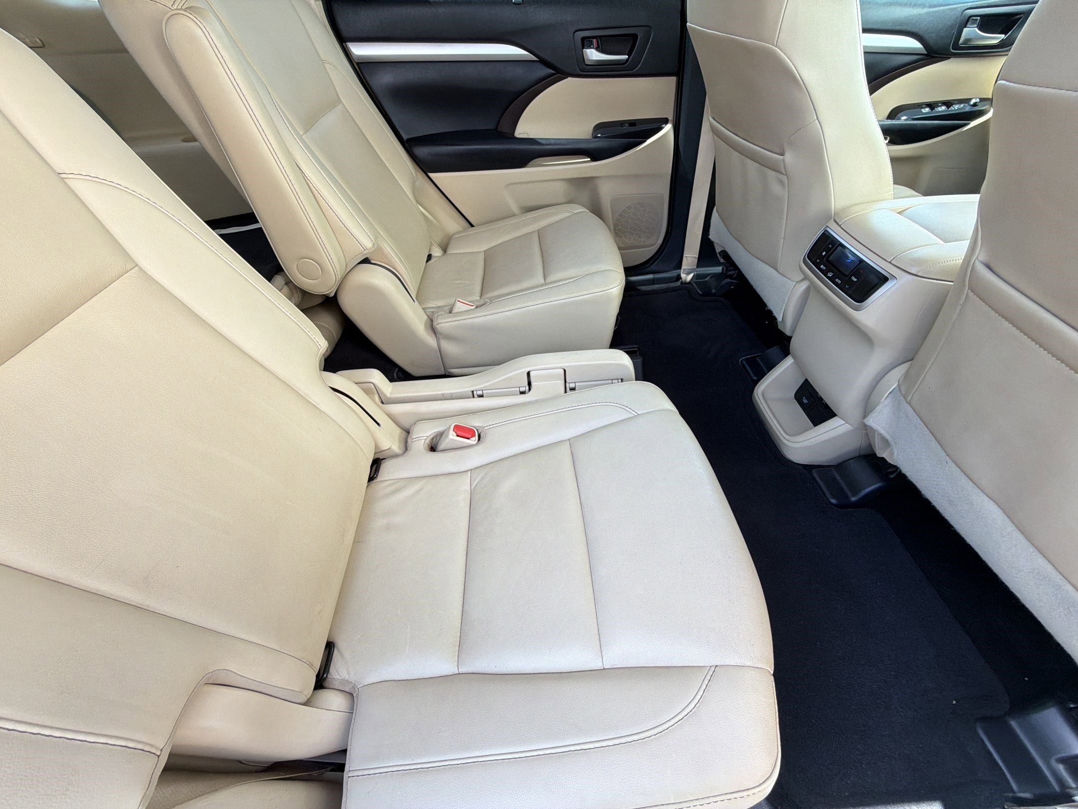 Used 2019 Toyota Highlander XLE image 32