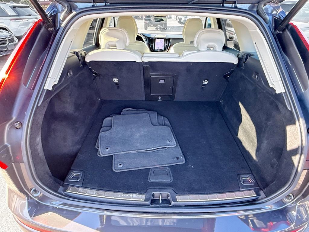 Used 2022 Volvo XC60 B5 Momentum AWD/4WD image 30