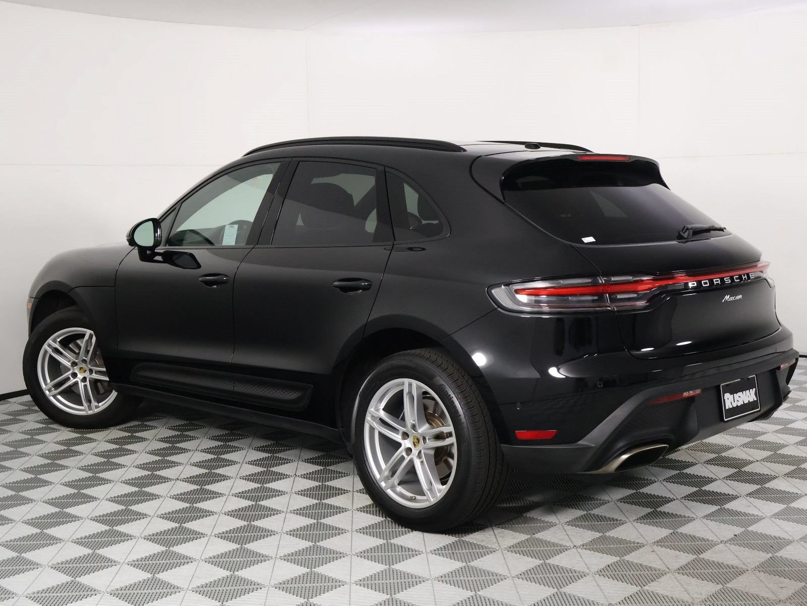 Certified 2023 Porsche Macan AWD/4WD image 3