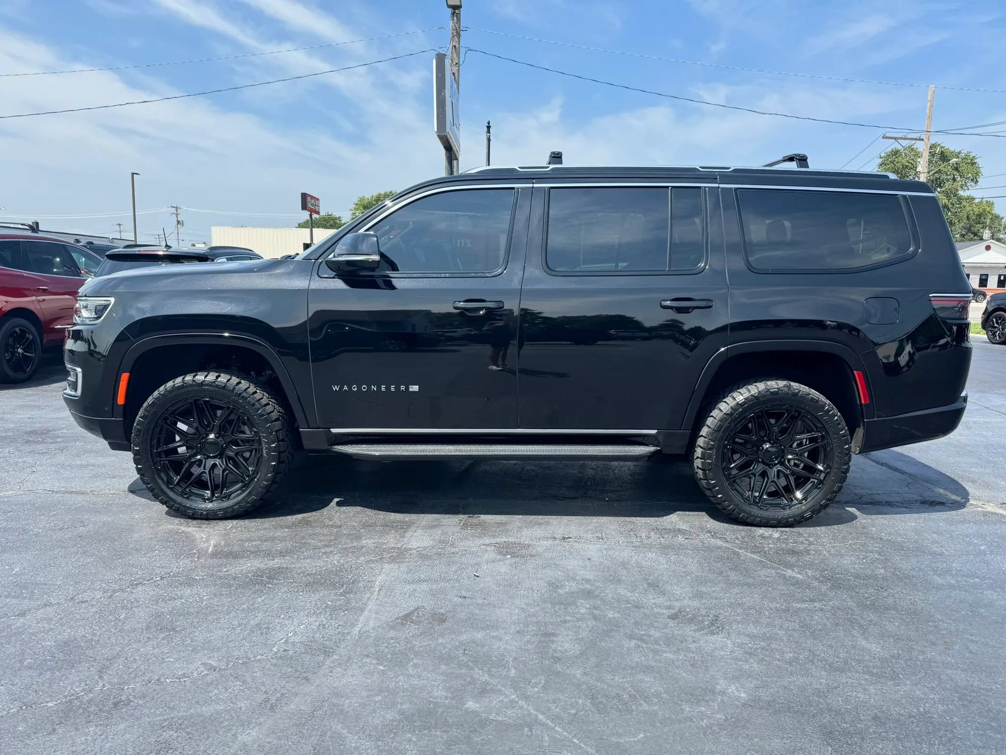 Used 2023 Jeep Wagoneer 4WD w/ Premium Group I image 2