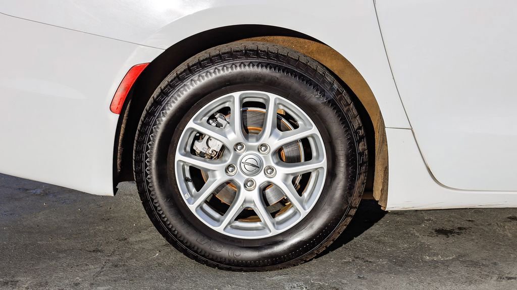 Used 2022 Chrysler Pacifica Touring-L FWD image 12