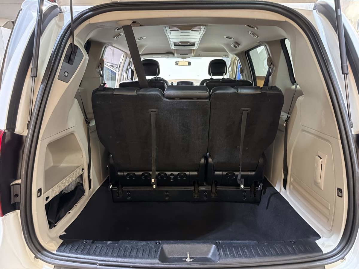Used 2014 Chrysler Town & Country Touring FWD image 14