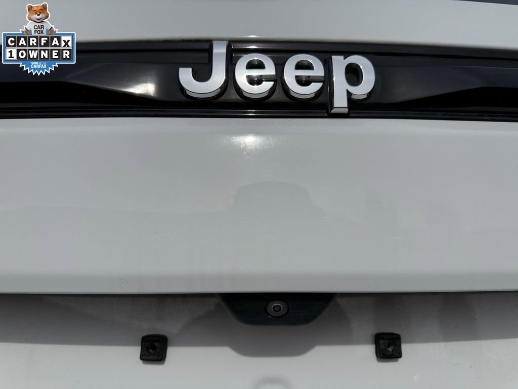 Used 2023 Jeep Grand Cherokee Laredo AWD/4WD image 17