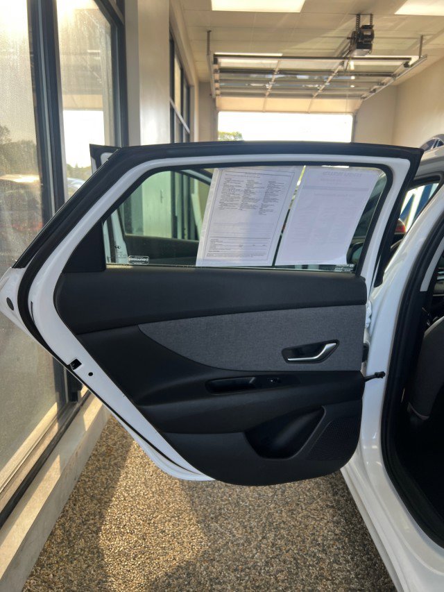 Used 2021 Hyundai Elantra Limited image 15