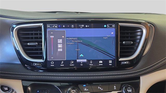 Used 2024 Chrysler Pacifica Select image 23