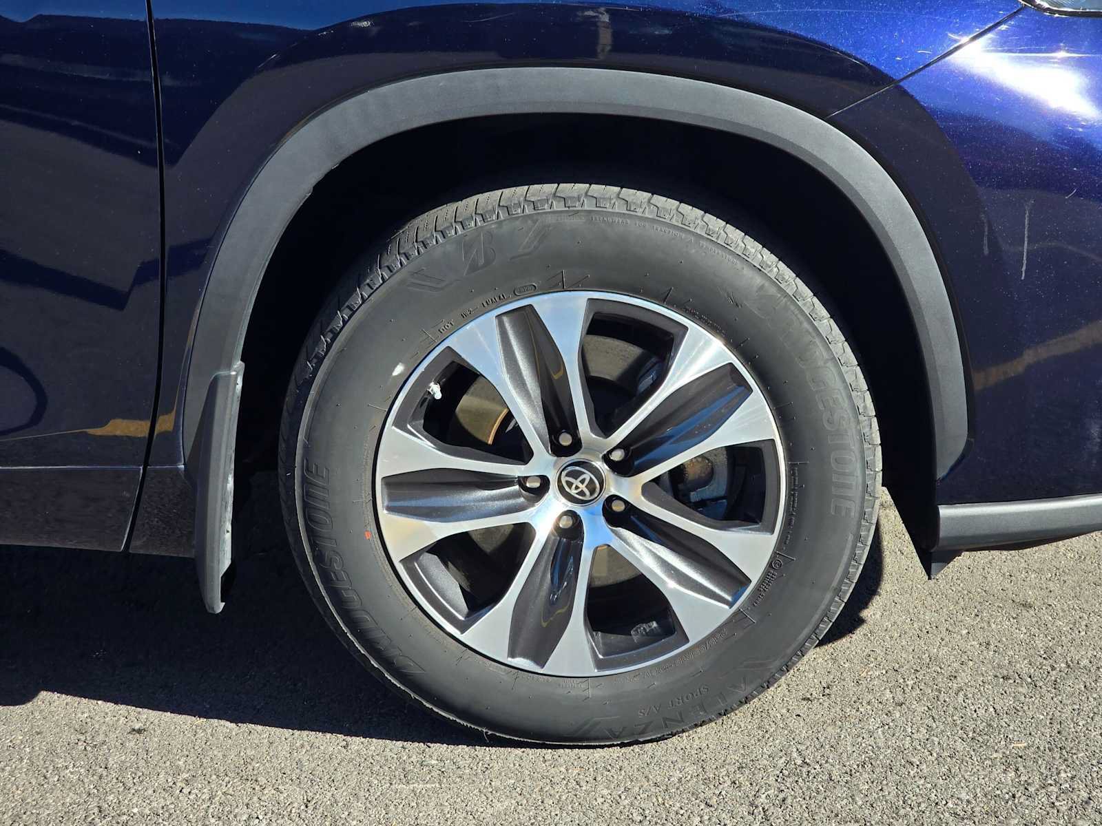 Used 2023 Toyota Highlander XLE AWD/4WD image 9
