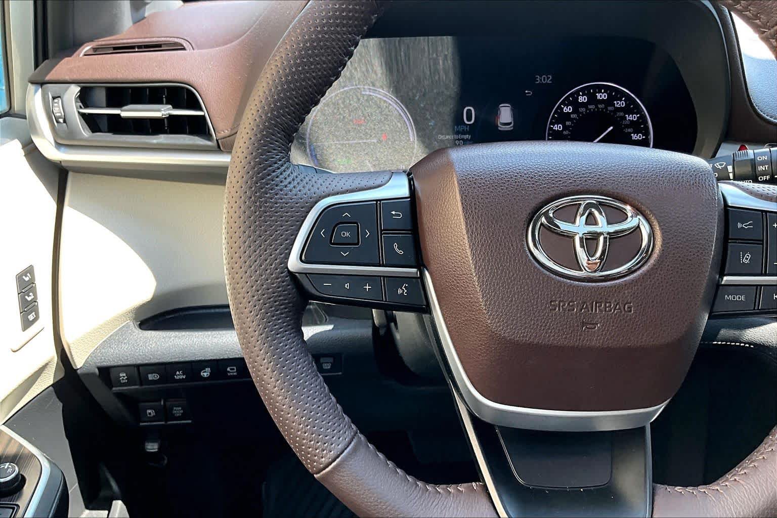 Certified 2023 Toyota Sienna Platinum FWD image 24