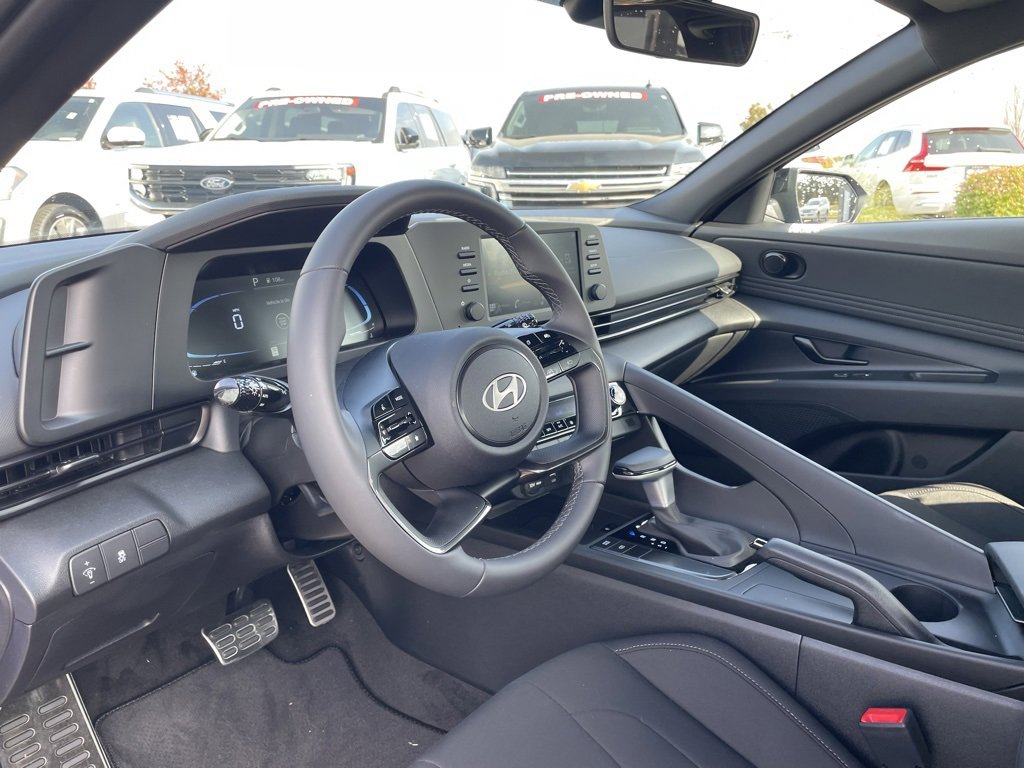 Used 2025 Hyundai Elantra Sport image 9