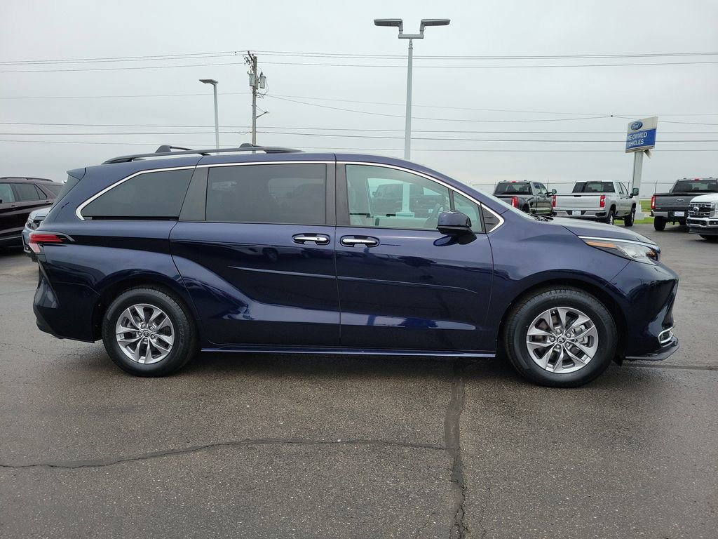 Used 2022 Toyota Sienna XLE image 3