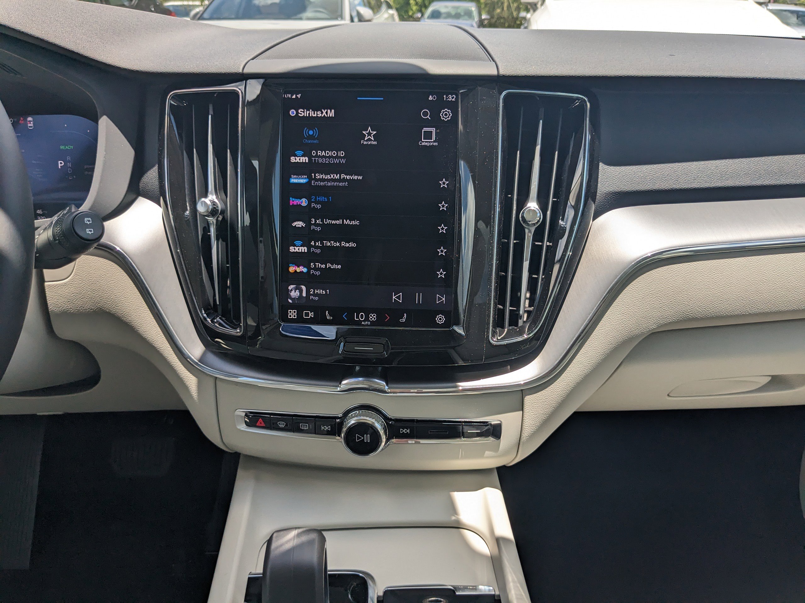 New 2025 Volvo XC60 T8 Core image 19