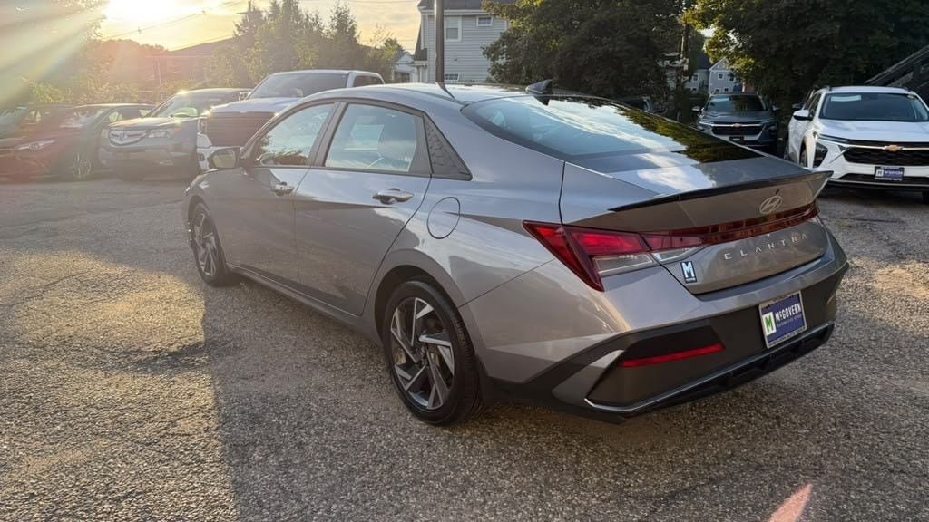 Certified 2025 Hyundai Elantra Sport FWD image 4