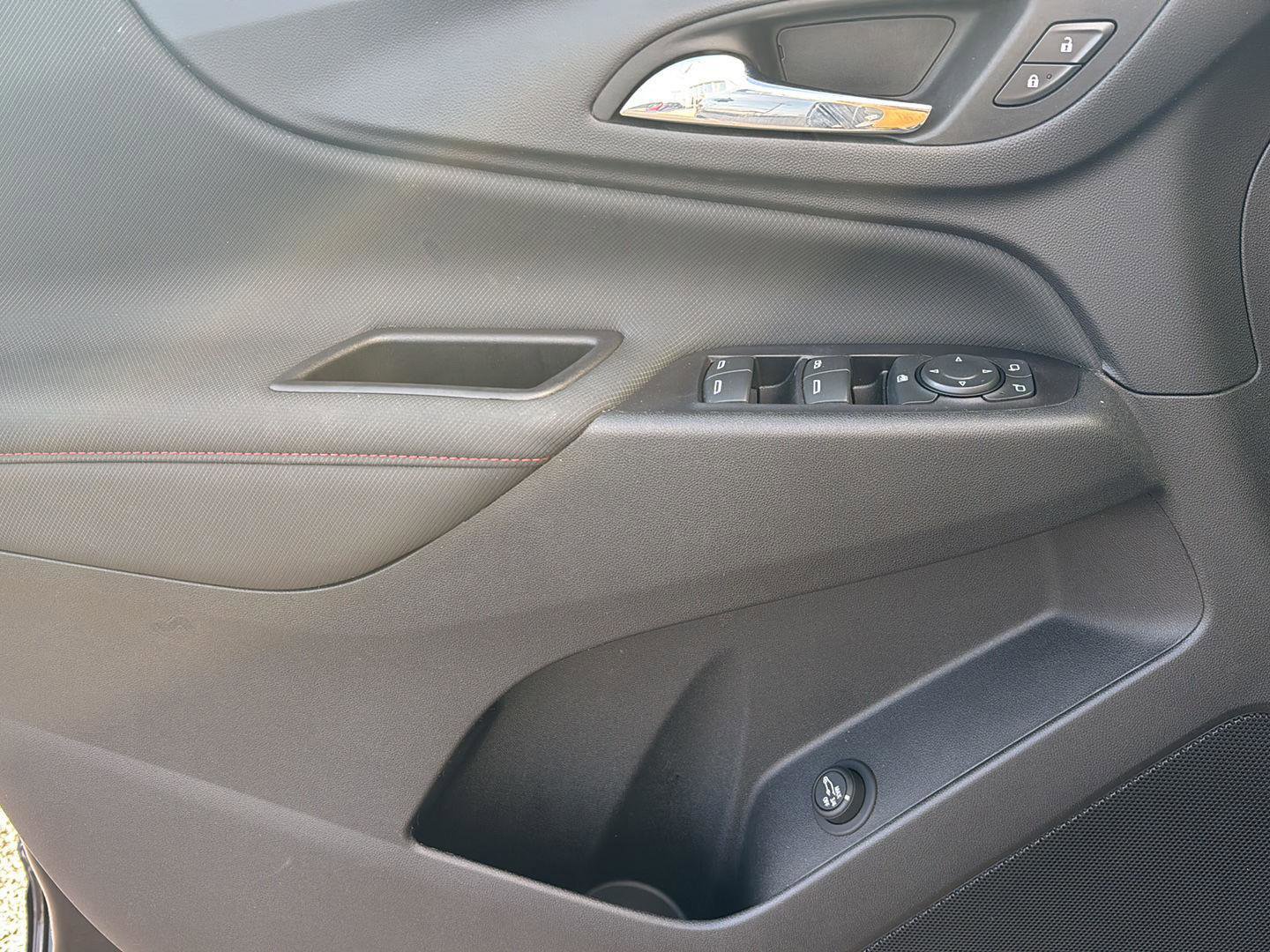 Used 2022 Chevrolet Equinox RS w/ LPO, Floor Liner Package FWD image 4