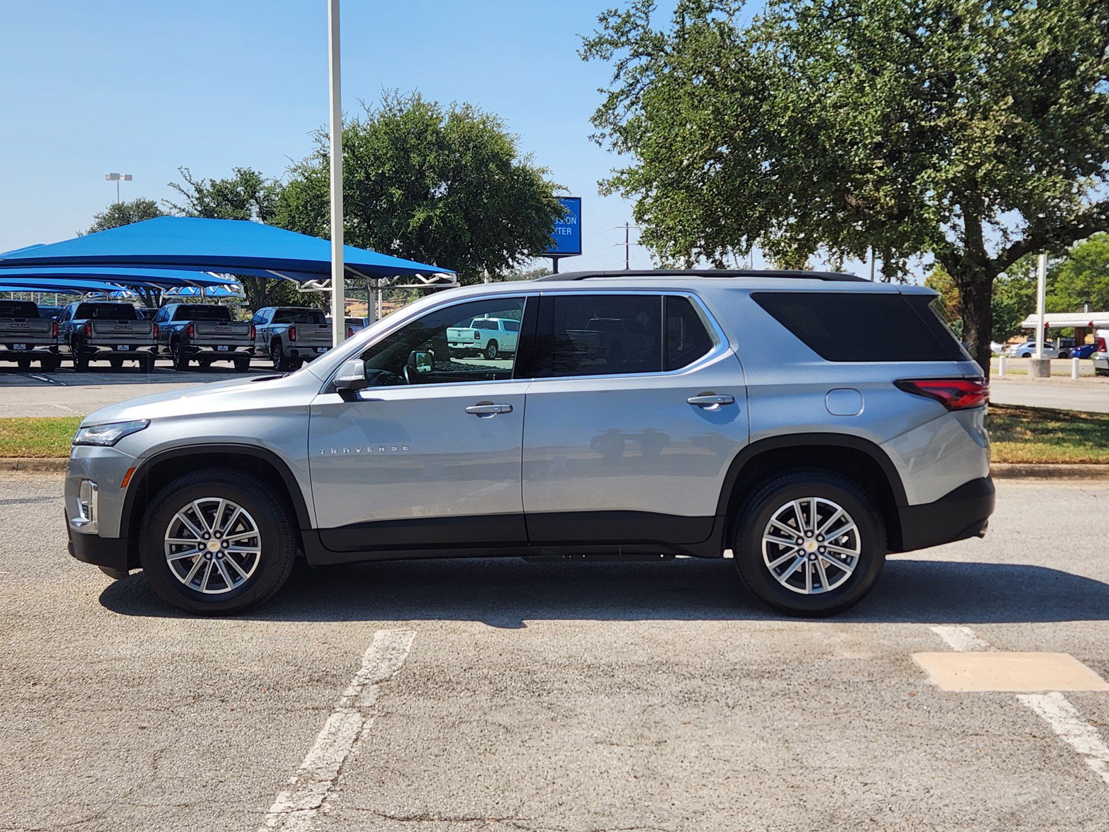 Used 2023 Chevrolet Traverse LT FWD image 3