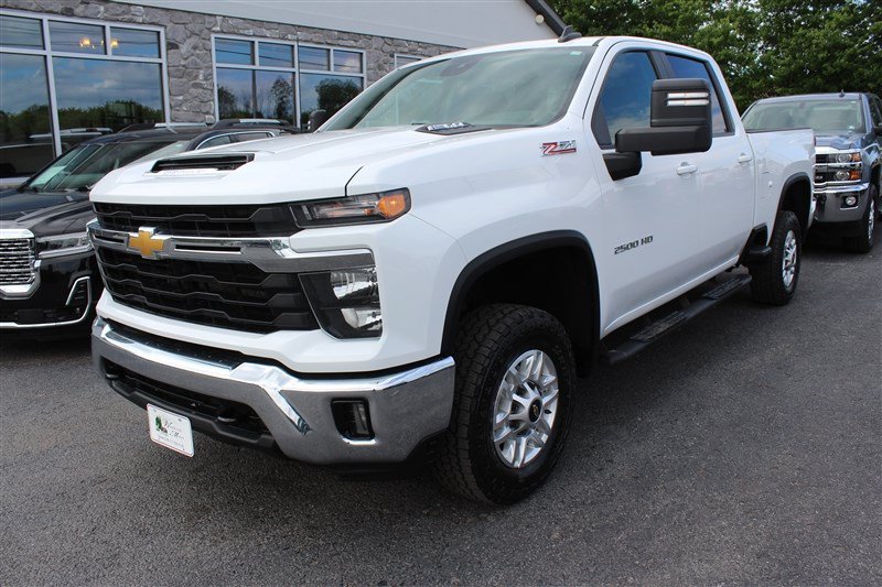 Used 2024 Chevrolet Silverado 2500 LT w/ Convenience Package AWD/4WD image 2