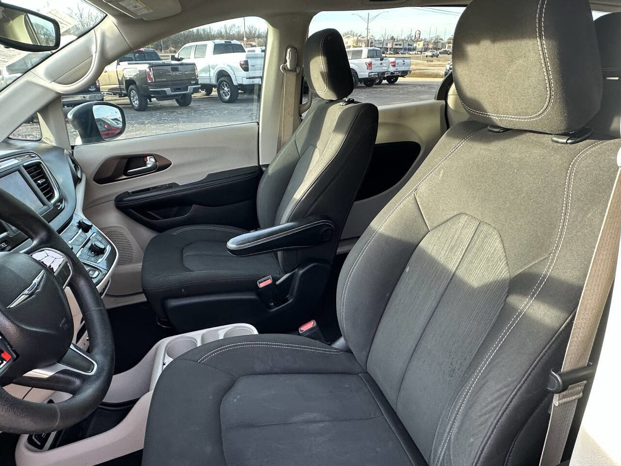 Used 2021 Chrysler Voyager L image 11