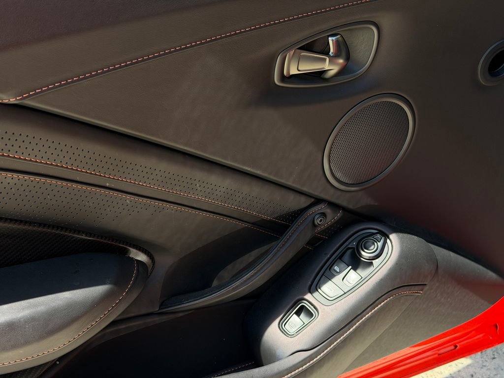 Used 2023 Aston Martin V8 Vantage Roadster RWD image 24
