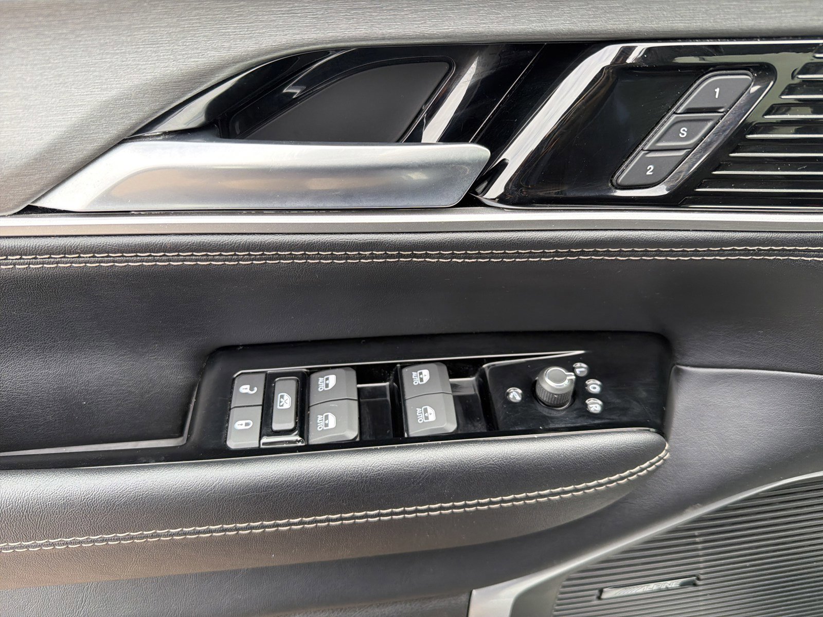 Used 2025 Jeep Wagoneer L Series III AWD/4WD image 19