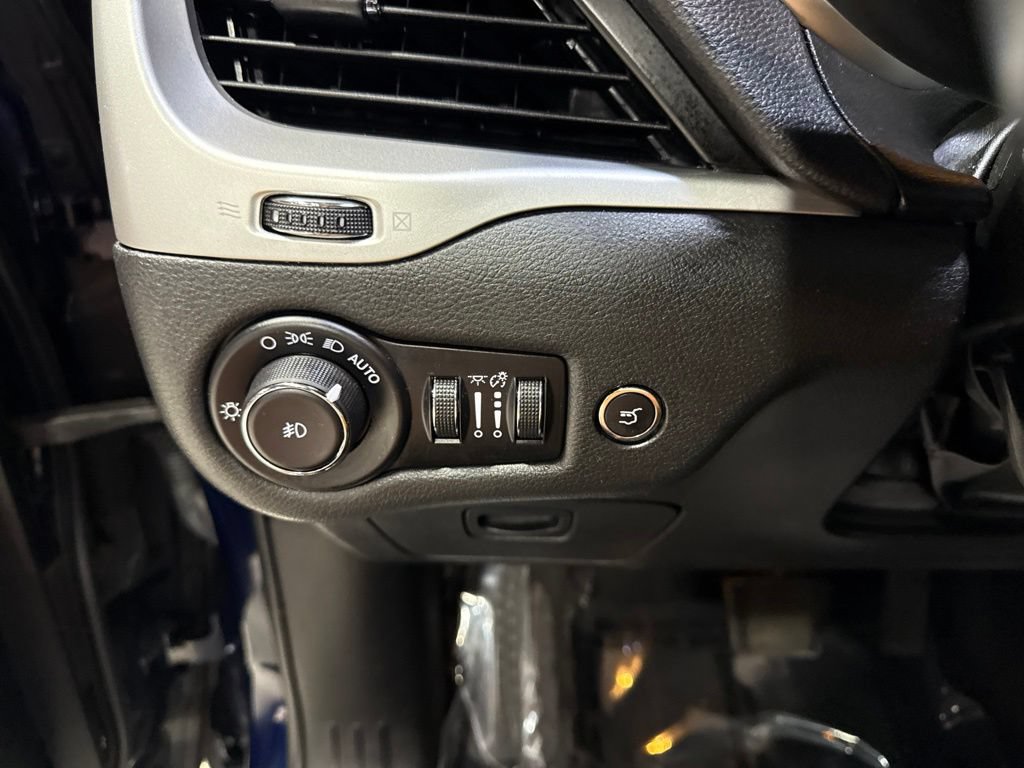 Used 2014 Jeep Cherokee Trailhawk w/ Technology Group AWD/4WD image 14