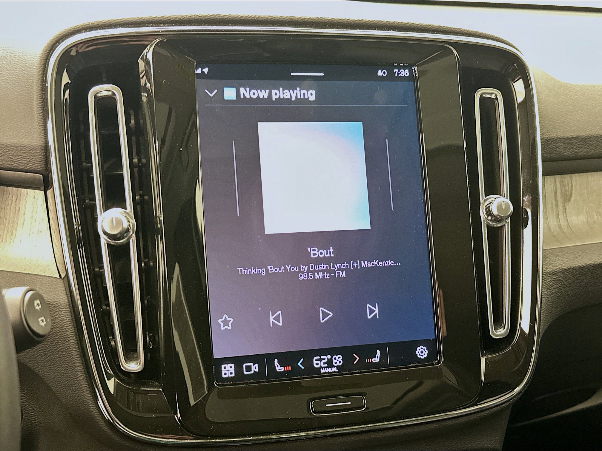 Used 2025 Volvo XC40 B5 Plus image 21