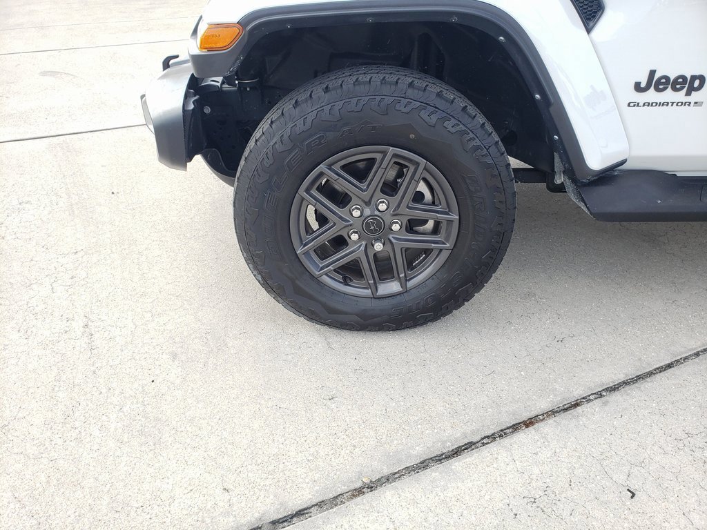 Used 2024 Jeep Gladiator Sport image 9